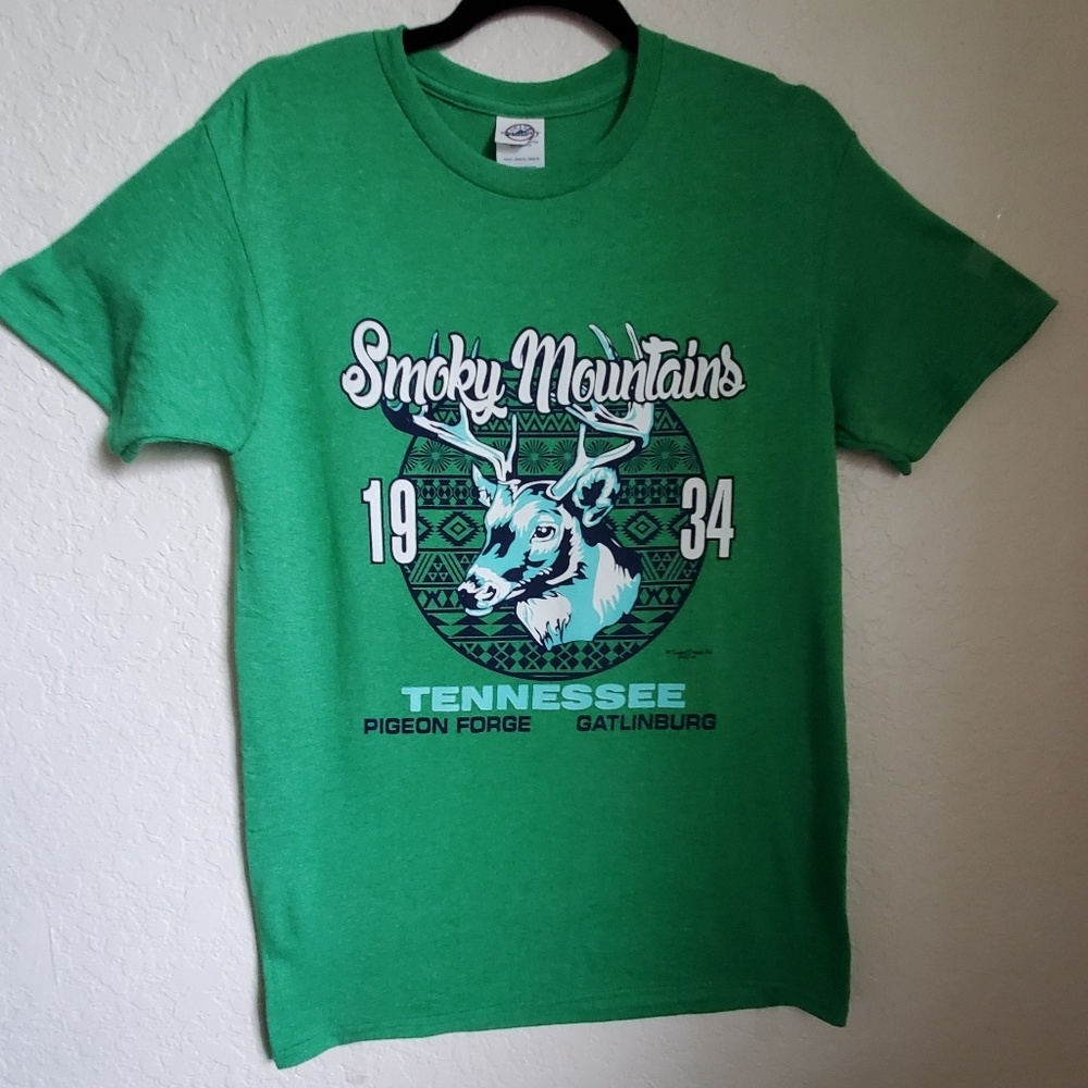 SMOKEY MOUNTAINS GREEN BUCK GRAPHIC TEE SIZE SM